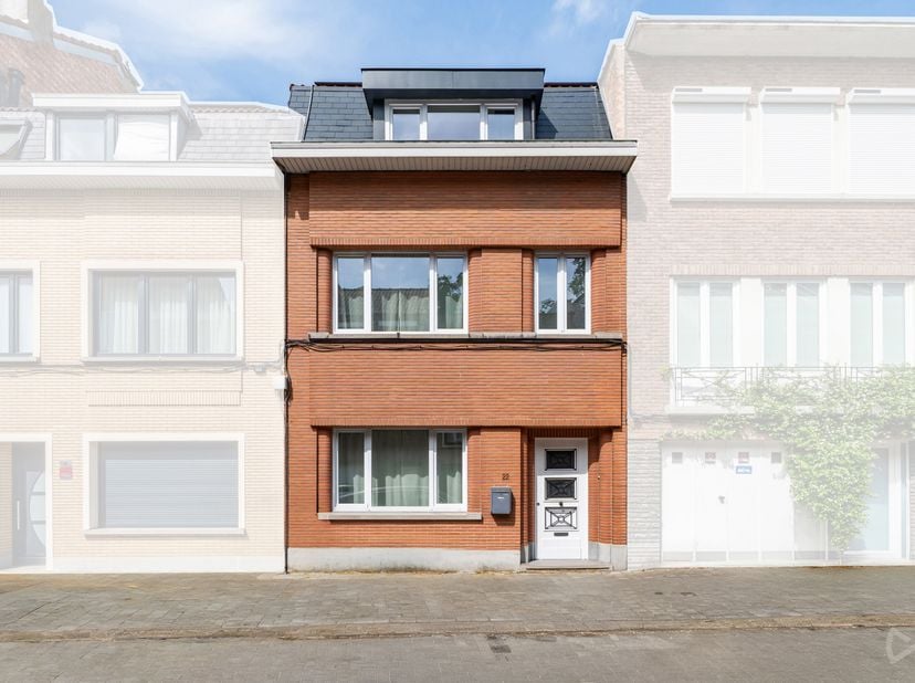 INFO &amp;amp; BEZOEKEN : bruxelles.ouest@weinvest.be  |  02 315 77 22<br />
Ontdek deze charmante gezinswoning met 4 slaapkamers, tuin, zonnepanelen en e