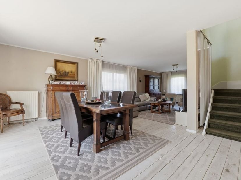In Riemst bevindt zich deze verzorgde, charmante open bebouwing in landelijke stijl uit 1996, ideaal voor wie op zoek is naar ruimte, comfort en een r