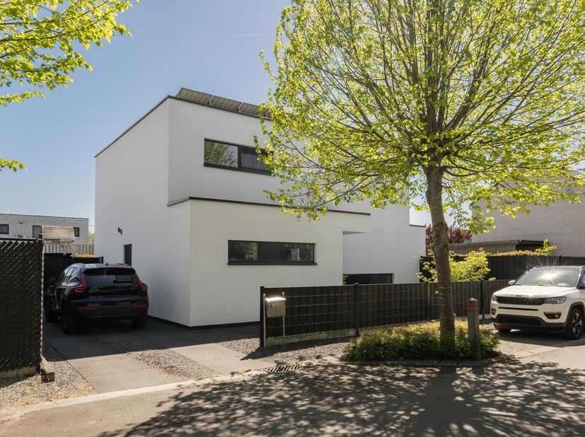 In de rustige en residentiële Nachtzwaluwstraat 4 te Hechtel-Eksel bevindt zich deze uitzonderlijk stijlvolle open bebouwing op een perceel van 404 m²