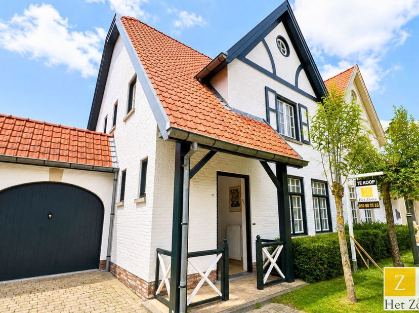 Deze verzorgde halfopen bebouwing in het Witteduivenhof combineert tijdloze architectuur met een kwalitatieve afwerking en aangenaam wooncomfort. Bij