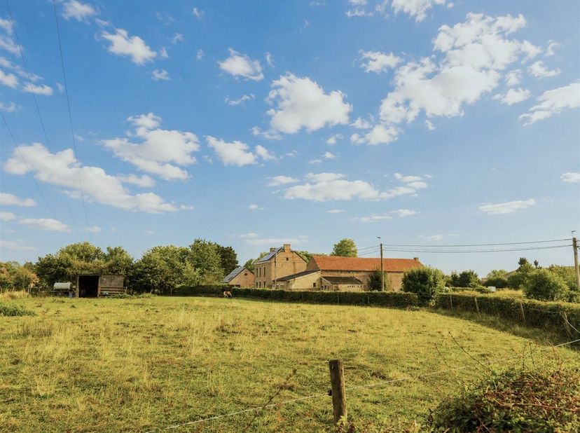 Zeer mooi perceel gelegen in een woongebied met een landelijk karakter. Vrij van bewoning.<br />
Oppervlakte 1550 m².<br />
Zeer rustige omgeving.<br