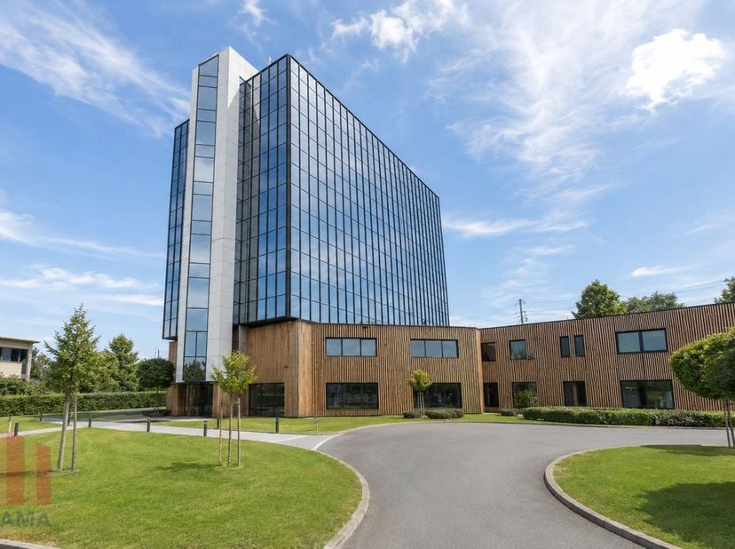 Hoogwaardige kantoorruimte van 626 m² te Anderlecht.<br />
The Mirror geniet van een strategische ligging aan de Humaniteitslaan (N266), één van de be