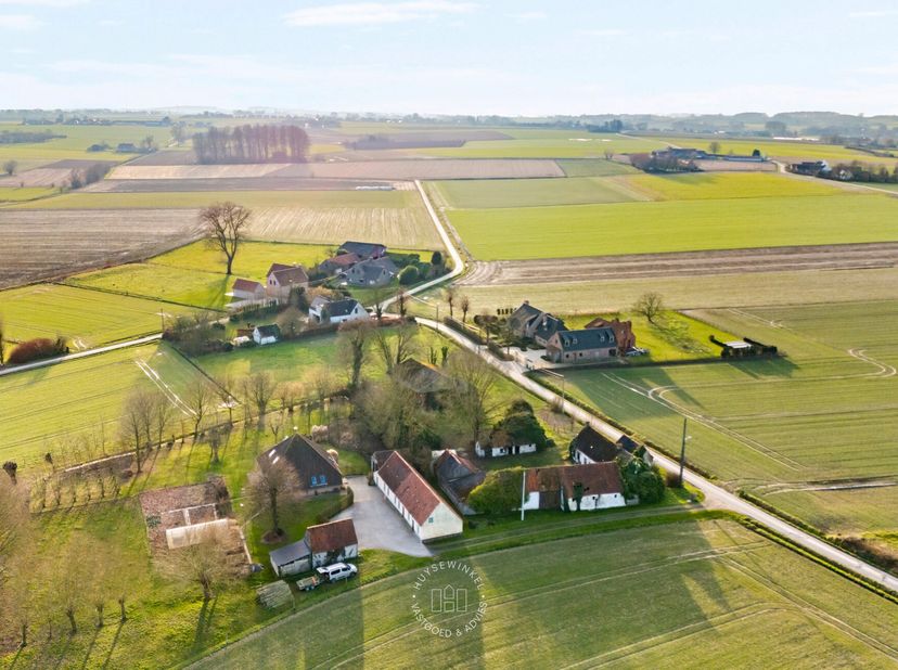 Op de grens met Wannegem-Lede en omgeven door groen bevindt zich deze hoeve. Met een perceel van maar liefst 5800 vierkante meter en z'n perfecte inpl