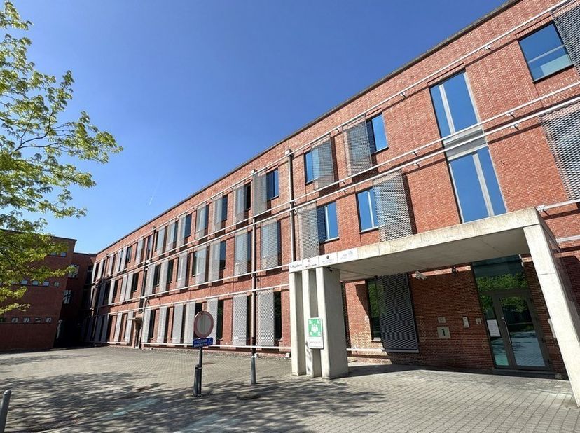 200m² kantoorruimte op 1ste verdieping (opsplitsbaar vanaf 100m² kantoren)<br />
Ligging: vlotte verbinding naar E19 ; bushalte op wandelafstand<br />