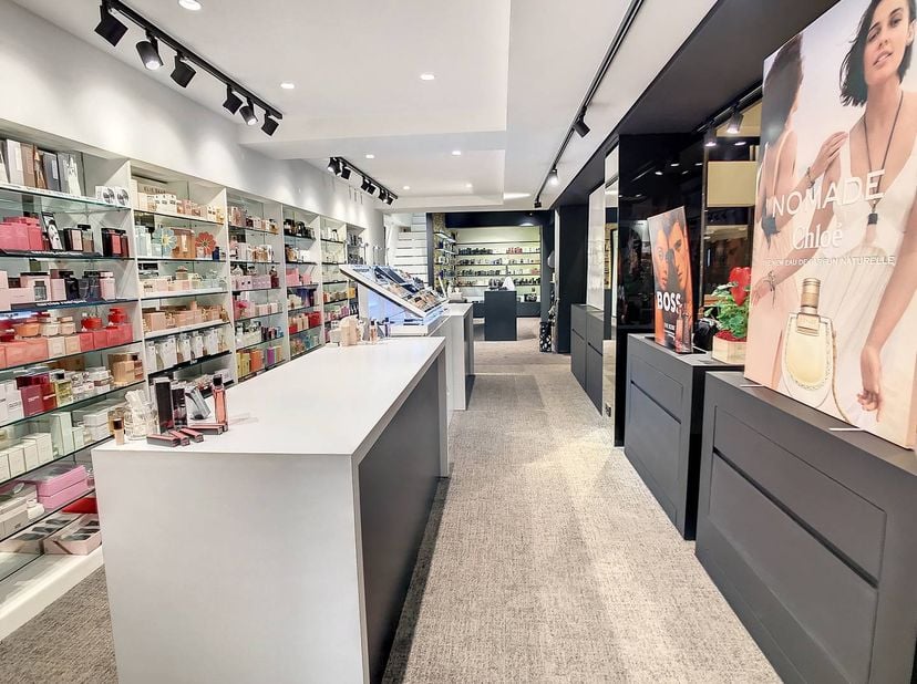 Cet immeuble commercial à vendre récemment rénové est situé à Galerij De Meester et se compose de deux étages. Grâce aux grands panneaux de verre, vou