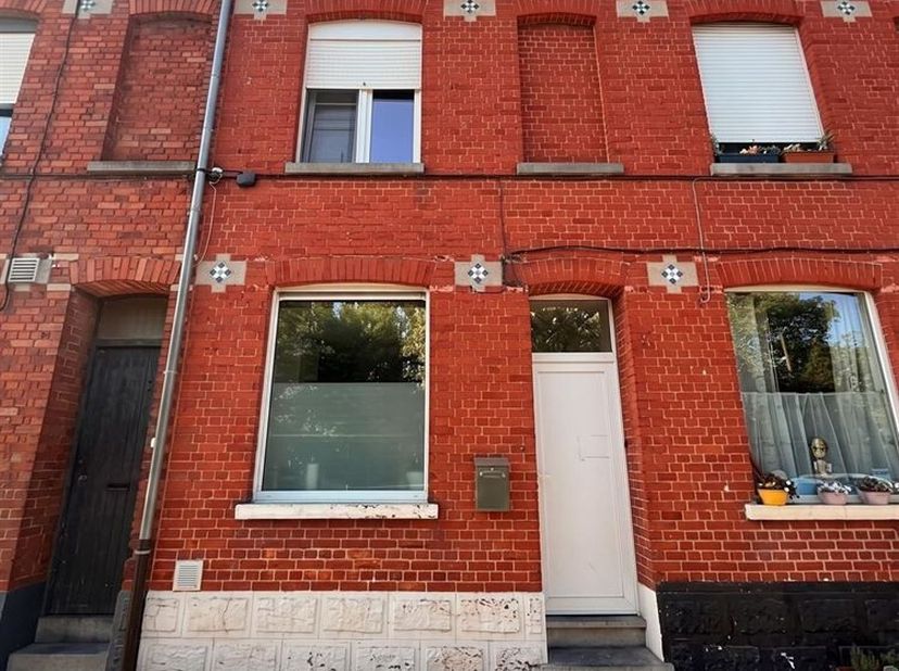 Instapklare woning : hall, living, berging, ing. kkn, badk, 2 slpks, zolder, terras, tuin, EPC : 328 kWh/m², € 700,00/m