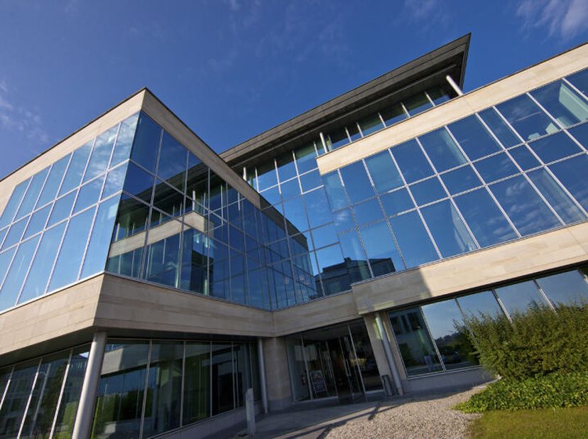 Dans un Parc d'Affaire Bureau Privatif 3 pers meublés et équipés avec multiples possibilités en option. Possibilité de Bureaux privatifs ou semi-priva