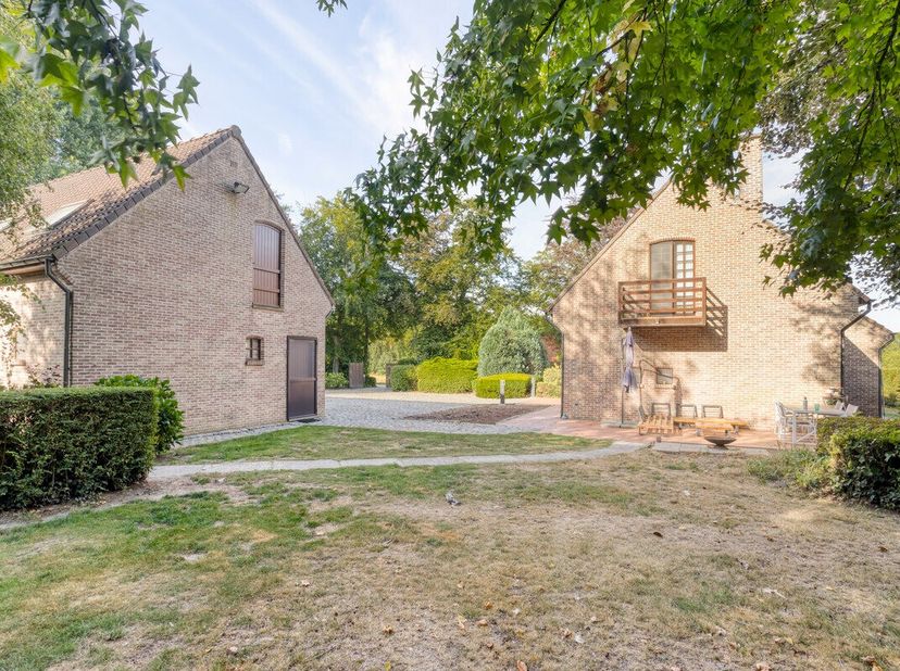Droom je van wonen in alle rust, omringd door groen en ruimte? Dan is deze charmante hoeve in Anzegem precies wat je zoekt. Op een uitzonderlijk perce