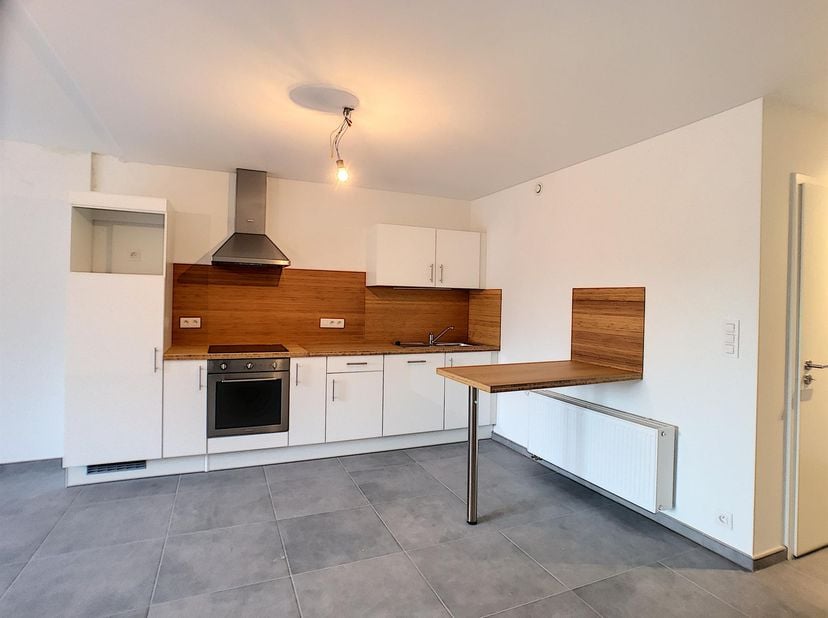Découvrez ce superbe appartement situé à proximité immédiate de l’autoroute Liège-Maastricht et de toutes les commodités.<br />
<br />
L'appartement e