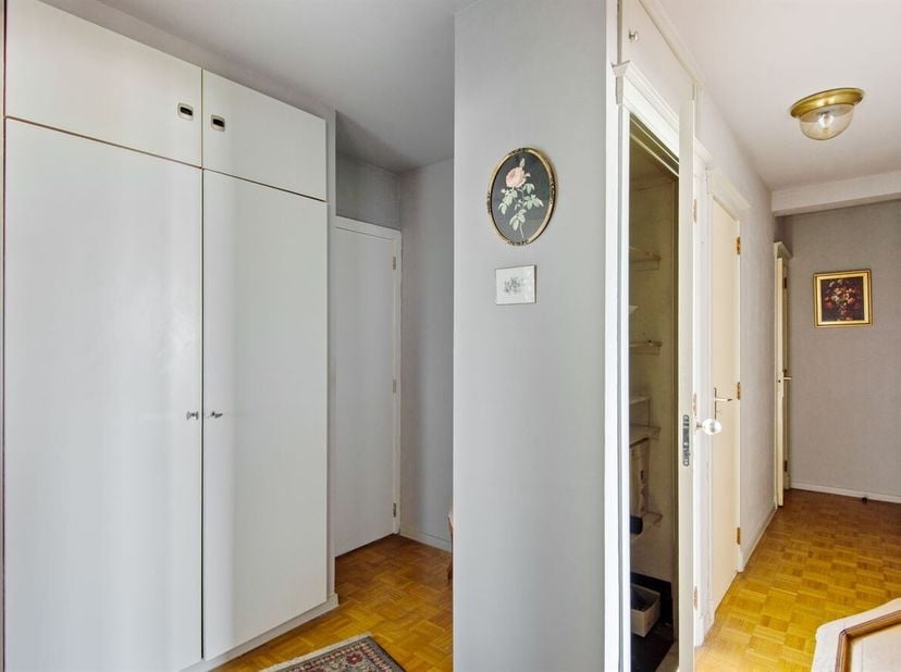 Lichtrijk appartement met westgericht terras in Mechelen<br />
Gelegen op een vlot bereikbare locatie in Mechelen, nabij winkels, scholen, openbaar ve