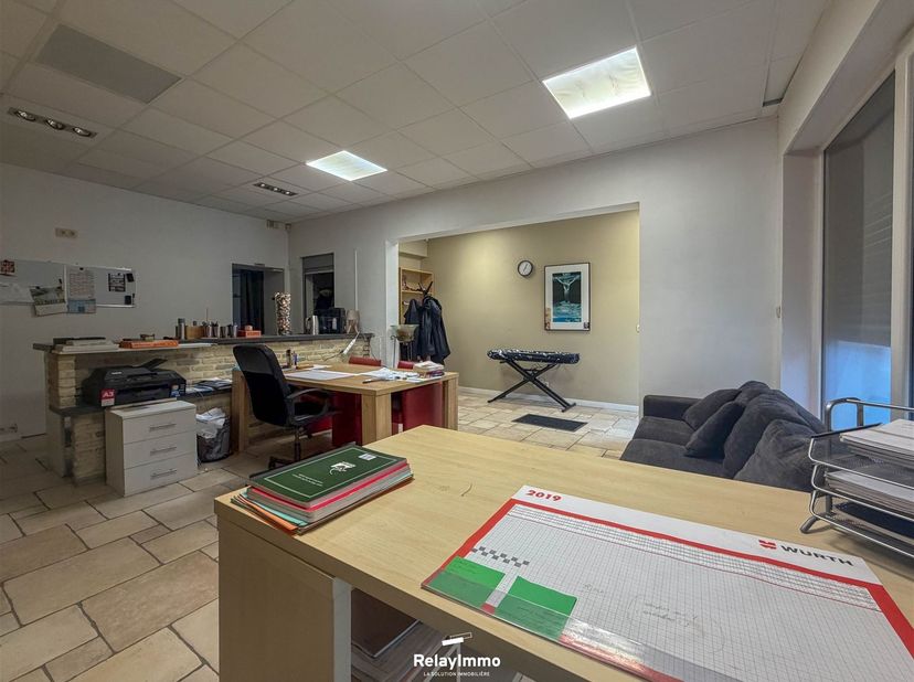 Belle surface commerciale idéalement située au centre du village d'Hérinnes ! <br />
Espace vente de +/- 36 m² avec une belle vitrine à rue.<br />
V