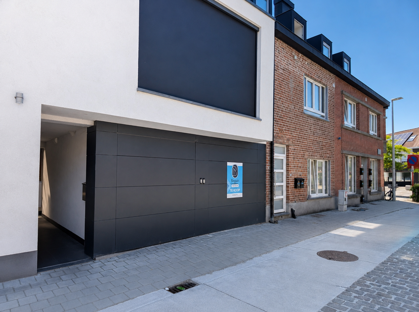 Garage box idéalement située et fermée, au rez-de-chaussée, à proximité du centre de Waregem.<br />
Dimensions : 2,7 m x 6,9 m. La garage est équipée