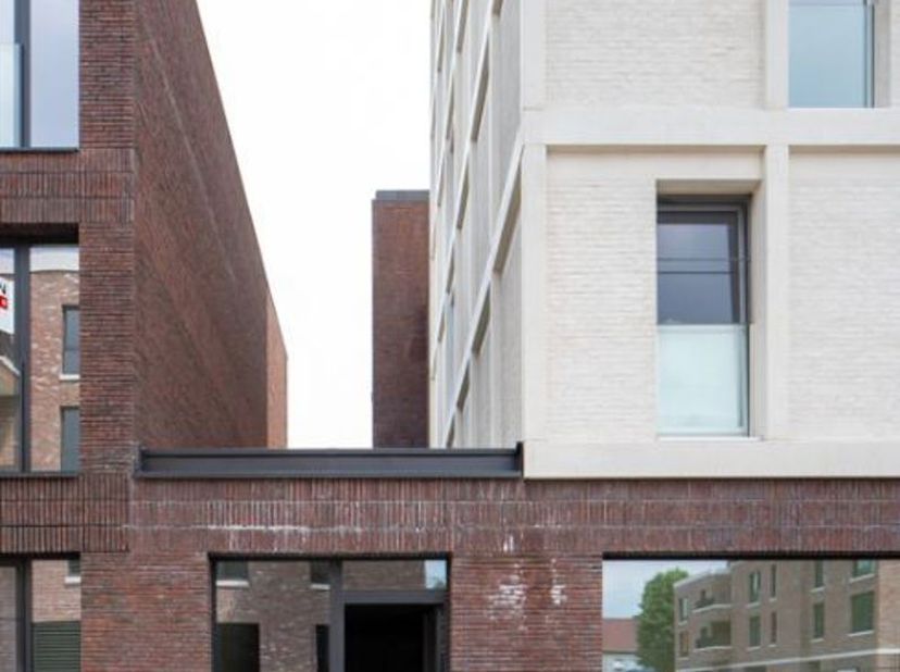 Ideale commerciële ruimte van 229m² te koop in gebouw met 7 verdiepingen gelegen in een nieuwe parkwijk genaamd De Heern aan de drukke Ringlaan van He