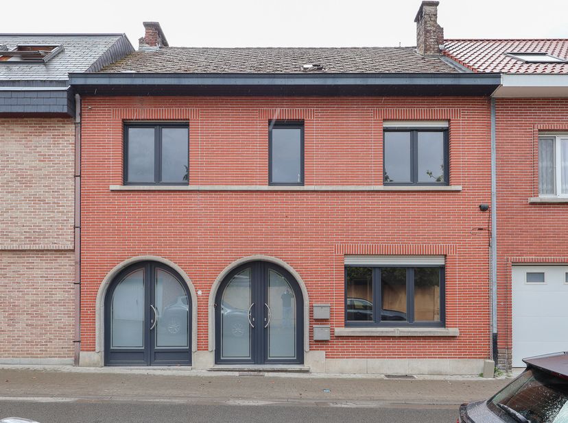 Deze ruime woning, gelegen in het centrum van Kortenberg, biedt tal van mogelijkheden voor wie op zoek is naar een renovatieproject met karakter. Op h