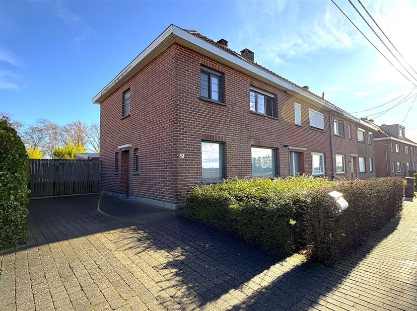LANDELIJK GELEGEN HALF OPEN WONING<br />
In een rustig, landelijke omgeving komt deze half open gezinswoning aardig uit de hoek.<br />
Stevig in zijn