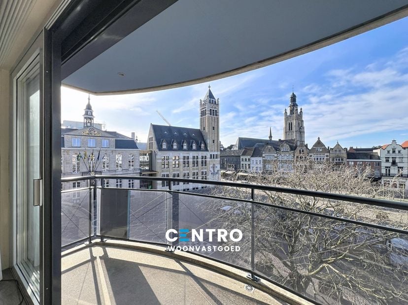 Gelegen op een toplocatie op de Grote Markt, biedt dit instapklaar doorloopappartement de perfecte combinatie van luxe en comfort.<br />
<br />
INDELI