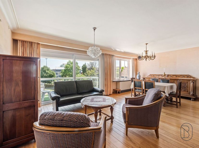 Te koop: lichtrijk appartement met 2 slaapkamers en terras op een topligging in Waregem.<br />
Dit verzorgde appartement op de 2e verdieping met een b