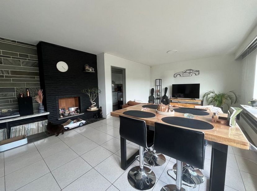 Spacieux appartement de 3 chambres à coucher, prêt à l'emploi, avec garage, stockage en sous-sol et abris pour voitures<br />
Situation : Situé au cal
