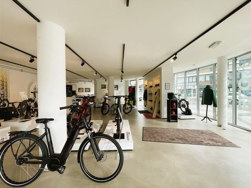 Uitstekend gelegen handelspand in het commerciële centrum van Brasschaat. <br />
Indeling: winkelruimte (113m²), winkelruimte (238m²), 2 toiletten, ke