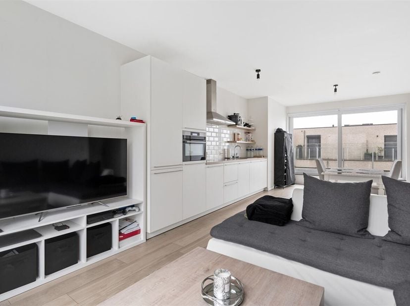 Ligging: Dit appartement aan de Boomsesteenweg in Willebroek biedt een uitstekende ligging. Dicht bij het centrum, winkels en supermarkten, en vlotte