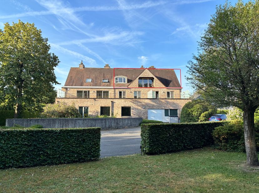 Dit ruime appartement beschikt over een lichte en open leefruimte met open keuken en een praktische berging. Via de leefruimte heeft u toegang tot het