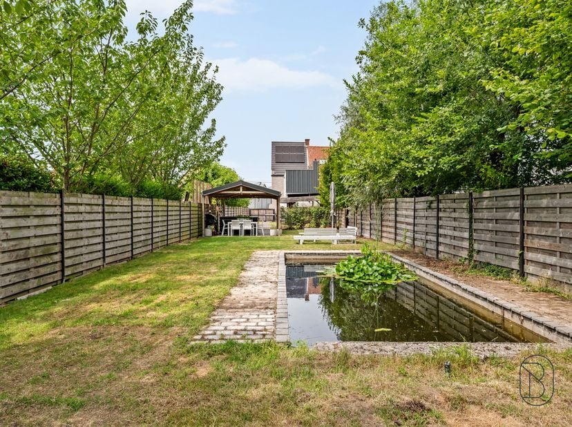 TE KOOP: Knap gerenoveerde woning met 3 à 4 SLK op een perceel van 795 m²!<br />
BEZOEKDAG: zaterdag 4 juli van 10h tot 12h<br />
Deze ruime gezinswon