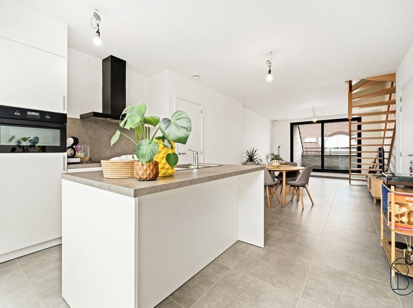 Spacieux duplex avec une chambre et deux terrasses<br />
Ce duplex agréable dispose d'un espace de vie lumineux avec cuisine ouverte et accès direct à