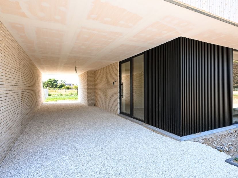 Deze afgewerkte nieuwbouwwoning is gelegen in een rustige doodlopende straat in Beverst. Je woont er zonder doorgaand verkeer, maar met een uitstekend