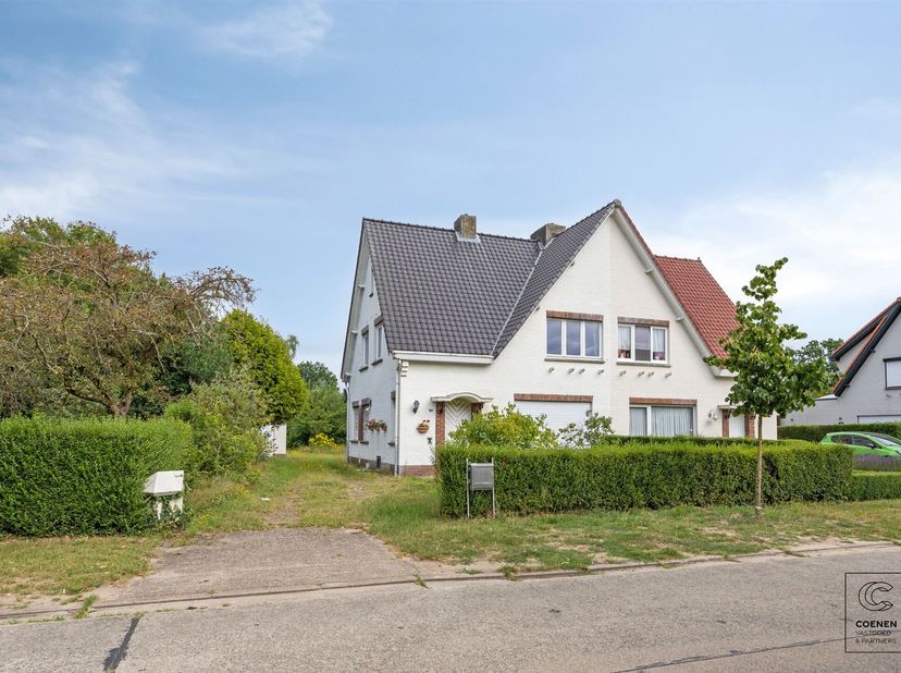 Grondig te renoveren HOB met 3 slpk's, een bew. opp. van 118 m² en grondoppervlakte van 828 m² op een toplocatie te Schilde! Huidige indeling: Inkomha