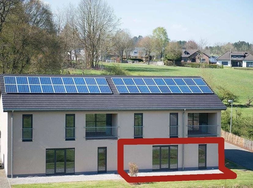 Cet appartement bien entretenu, situé au rez-de-chaussée de la résidence très prisée Osterbach à Büllingen, séduit par son alliance idéale entre confo