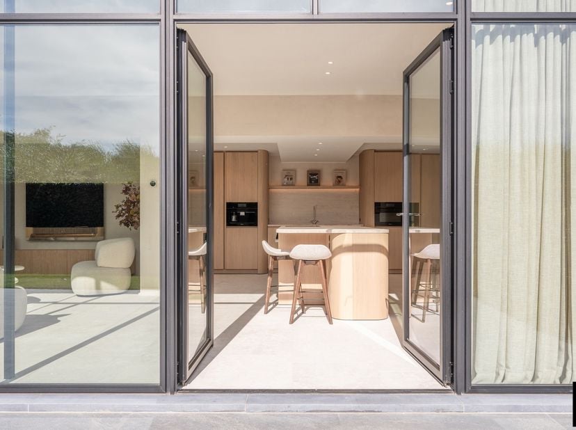 Charmante villa in authentieke Zoute-stijl, ideaal gelegen aan de rand van het Zoute, vlakbij de Royal Zoute Golf Club.<br />
Indeling: inkomhal met g