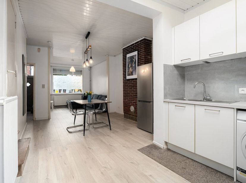 Instapklare woning met drie à vier slaapkamers op fietsafstand van Gent- centrum, nabij Pierkespark.<br />
Indeling: Inkomhal met berging onder de tra