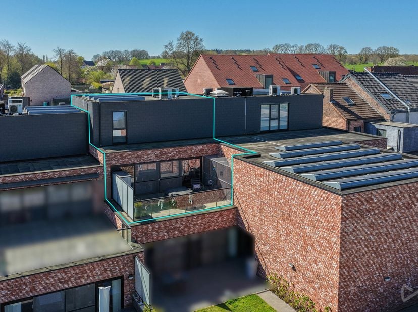 Ontdek dit ruime duplex-appartement met drie volwaardige slaapkamers, gelegen op een uitstekende ligging in de dorpskern van Bierbeek. Winkels, horeca