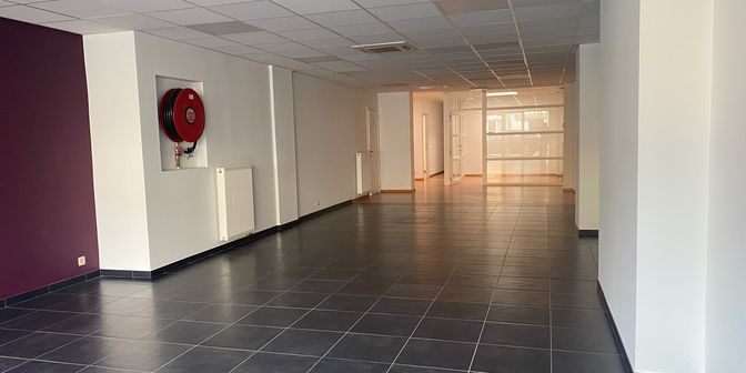Bedrijfsvastgoed te huur in Markt 11, 9900 Eeklo