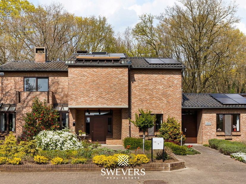 Voor meer info en fotos, surf naar www.swevers.be  Deze open bebouwing op Koerselsesteenweg 146 in Beringen combineert wonen en werken op een praktisc