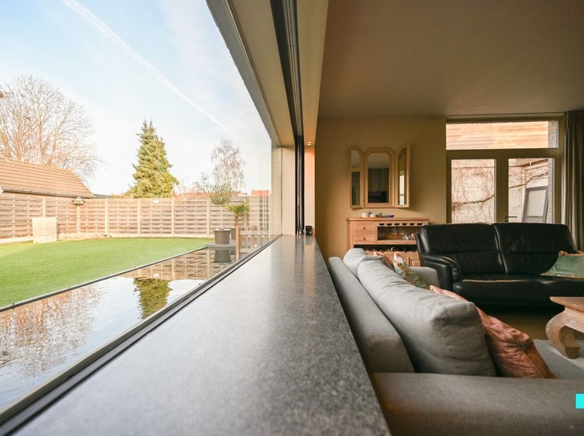 Nabij het centrum van Izegem bevindt zich deze ruime en karaktervolle woning met een bewoonbare oppervlakte van maar liefst 330 m² (volgens EPC-attest