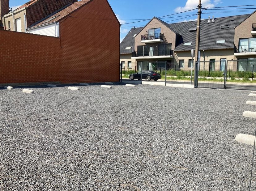 Emplacement de parking pour camping-car,<br />
Possibilité d'utiliser l'eau et l'electricité sur rendez-vous.<br />
1 mois de caution