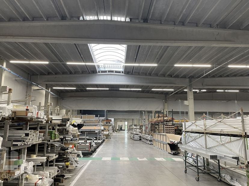 Prachtig industrieel bedrijfsgebouw (2020) met unieke ligging, bestaande uit opslagruimte, kantoren en ruime buitenopslag te Tubeke.<br />
Strategisch
