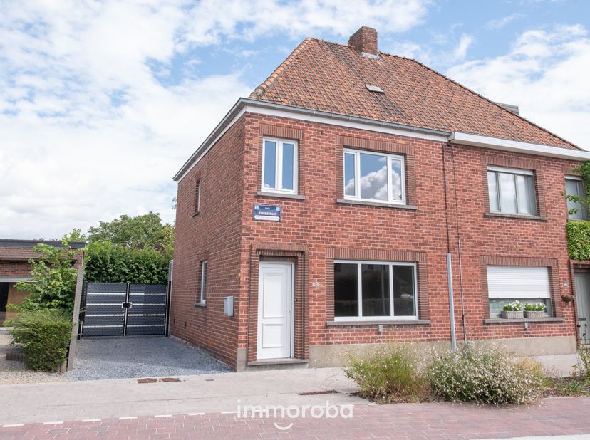 Centraal gelegen, halfopen woning met inkom, ruime living, open keuken, badkamer, grote wasplaats/berging, kelder, 2 slaapkamers, bureau (of dressing)