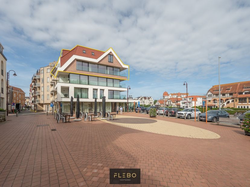 In een recent gebouw, midden in het commerciële centrum van De Haan en met een prachtig uitzicht over de Concessie, bevindt zich deze uitzonderlijke d