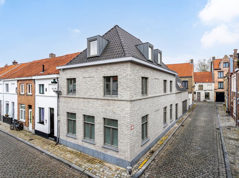 Découvrez cette maison récente et économe en énergie, située dans un quartier calme au cœur des remparts historiques de Bruges. Elle offre non seuleme