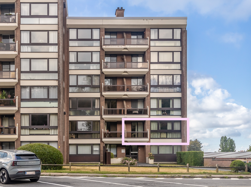 Het appartement bevindt zich op de 1ste verdieping en is toegankelijk via lift/trap. Het appartement werd in 2010 grondig verbouwd. Zo kwam er een nie