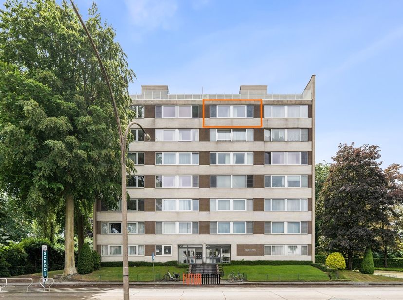 Lichtrijk en ruim appartement met prachtig parkzicht in Sint-Michiels. Volledig gerenoveerd in 2020!<br />
<br />
Rust, een overvloed aan licht, een v