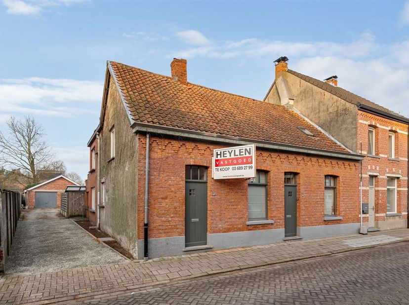 Dit eigendom is opgedeeld in twee aparte wooneenheden met elk een tuin en garage. Via opname in het vergunningenregister hebben we nu de goedkeuring v