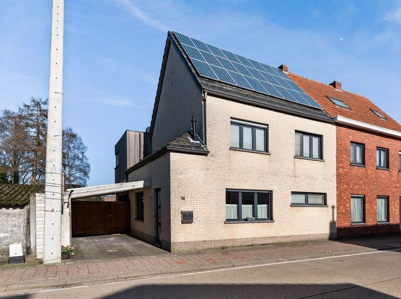 Zeer verzorgde, ruime woning met 5 slaapkamers op ca 325 m2 grond.  Zeer energiezuinig - Label A !<br />
Op loopafstand van het centrum, scholen en op