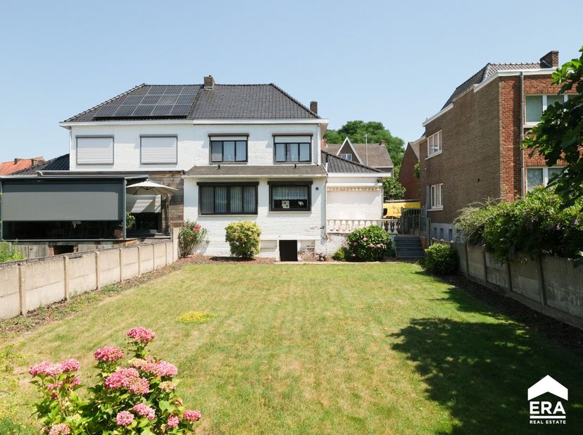 fopen bebouwing in het centrum Sint-Truiden met ruime tuin en garage. Voor meer info ga naar