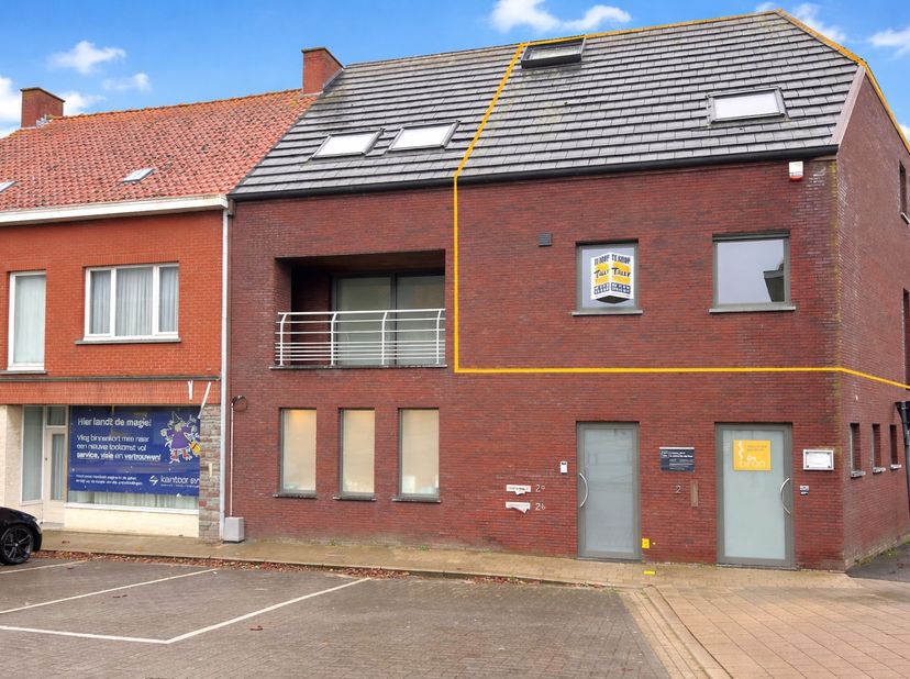 In het charmante heksendorp Beselare bevindt zich dit ruime duplex-appartement van 123 m² op de eerste verdieping van een recent gebouw (2010) met lif