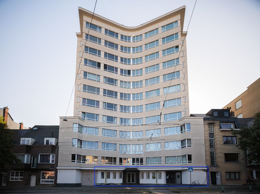Kantoorruimte met groot volume op wandelatsand van het station Gent-Sint-Pieters<br />
<br />
De op te frissen multifunctionele ruimte spreekt aan doo