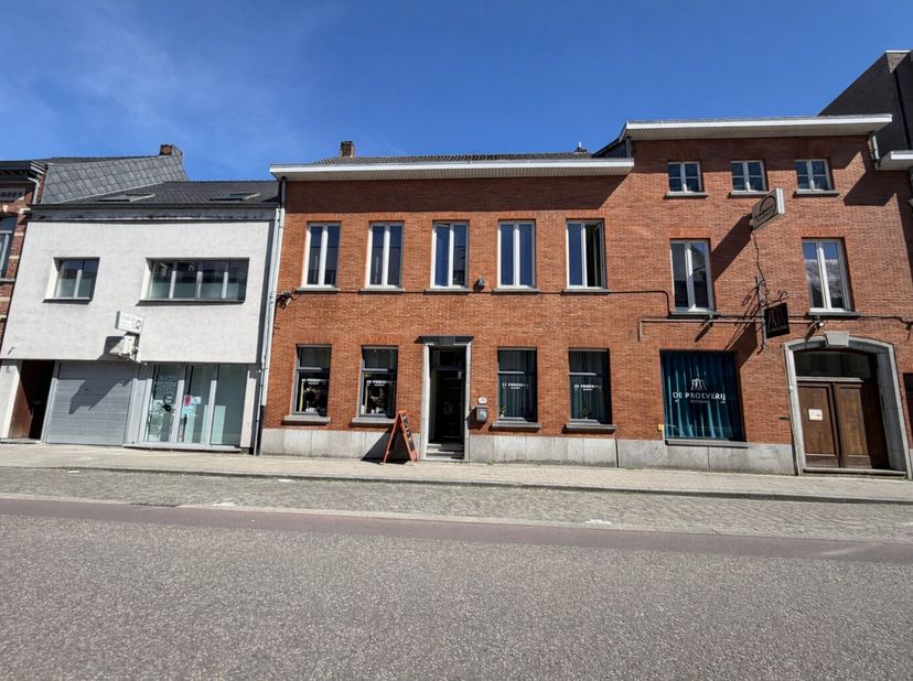 Zeer groot herenhuis dat dienst kan doen als winkel, kantoorruimte, praktijkruimte, vrij beroep e.d.<br />
Momenteel ingericht als kledingzaak.<br />