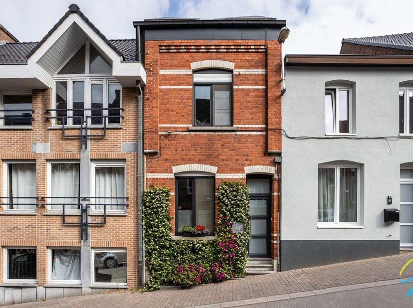 TE KOOP GEZINSWONING MET 3 SLP EN TUINTJE<br />
Deze woning in de Steenstraat 10 te Geraardsbergen combineert ruimte, licht en functionaliteit over 3